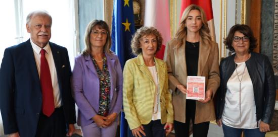 La sindaca Salis insieme al team promotore dell'iniziativa e alla assessora Lodi nell'Ufficio di rappresentanza di Tursi