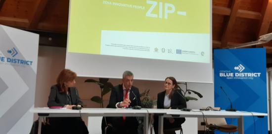 tavolo relatori alla conferenza stampa