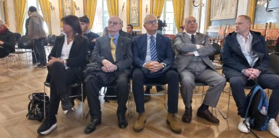 persone nel salone di rappresentanza
