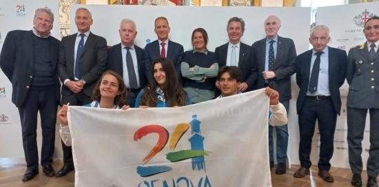 foto di gruppo con bandiera Genova capitale dello sport 2024