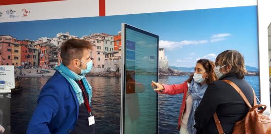 addetto allo stand, assessore gaggero e visitatrice 