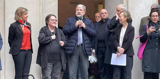 sindaco interviene al microfono