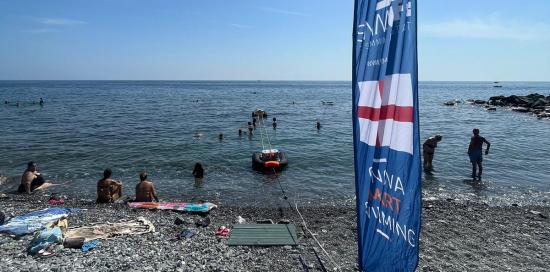 Swim lift spiaggia con bandiera che segnala swim lift