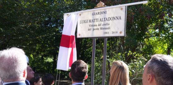 Il momento della scopertura della targa