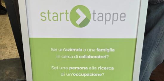 Il cartello informativo davanti all'ingresso dei nuovi locali