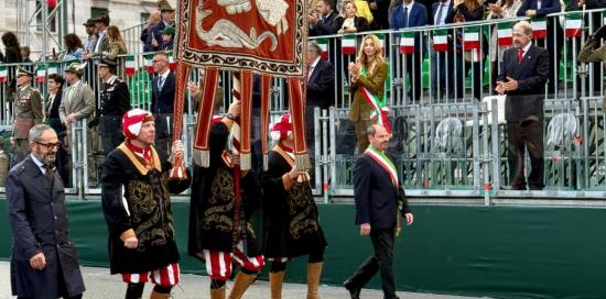 La sfilata del gonfalone del Comune di Genova: a sinistra il presidente Villa, a destra il vicesindaco Terrile