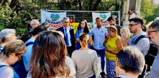 Un momento dell'assemblea pubblica: gli assessori Coppola e Robotti circondati da cittadine e cittadini