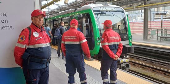 Il presidio dei volontari di Protezione Civile alla stazione della metropolitana di Brignole