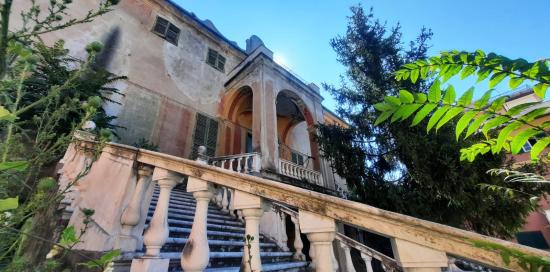 L'ingresso della Villa visto dal piazzale