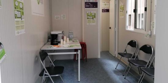 interno con tavolo e seggiole 