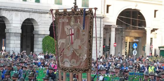 Il gonfalone del Comune di Genova in piazza de Ferrari: dietro i labari di varie sezioni di Alpini
