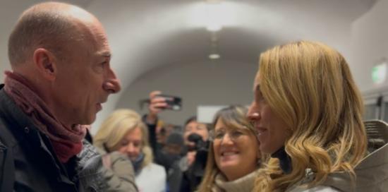 La sindaca Salis a colloquio con un partecipante alla Rilevazione: sullo sfondo le assessore Viscogliosi e Lodi