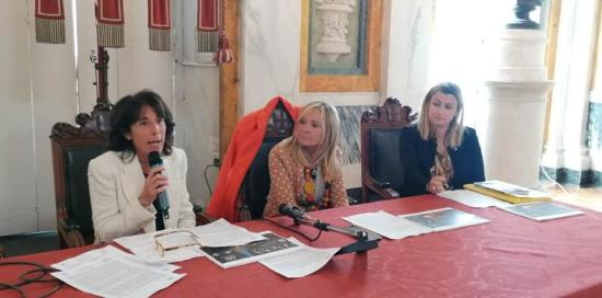 tavolo oratori conferenza stampa