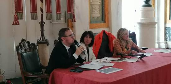 tavolo oratori conferenza stampa