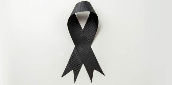 Fiocco nero su sfondo grigio in segno di lutto