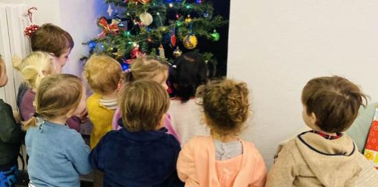 bimbi e bimbe intorno a Albero di Natale