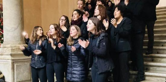 coro sulle scale