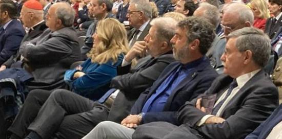 autorità sedute in prima fila