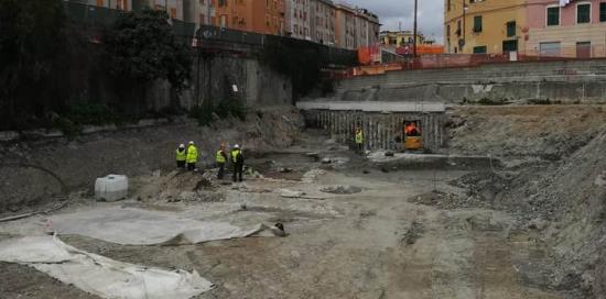 uomini al lavoro 