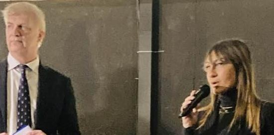 assessore rosso e speaker