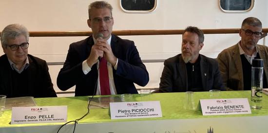 relatori al tavolo relatori al tavolo