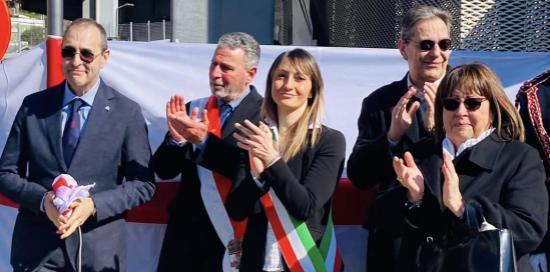 gruppo che applaude con assessore corso