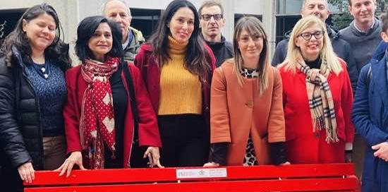 foto di gruppo dietro la panchina rossa