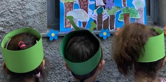 bambini di spalle e cartellone 