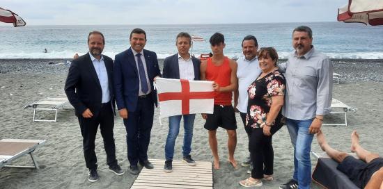 Foto di gruppo sulla nuova spiaggia con, tra gli altri, l'assessore comunale Mascia e il presidente di Municipio Barbazza