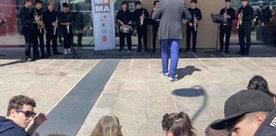 ragazzi e band musicale