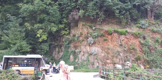 Foto scattata da lontano del movimento franoso che insiste su via delle Fabbriche