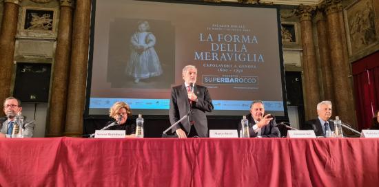 il sindaco Bucci a Palazzo Ducale parla in piedi al tavolo dei relatori