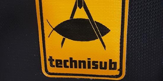 Il logo di Technisub stampato su una muta subacquea