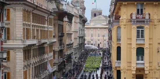 Un momento della sfilata in via XX Settembre. Sullo sfondo piazza De Ferrari e il Tricolore issato sulla Torre Grimaldina