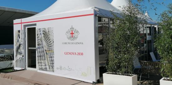 Foto dall'esterno dello stand del Comune di Genova
