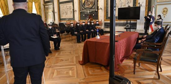 Maccari parla in piedi di spalle e Viale seduto al tavolo dei relatori