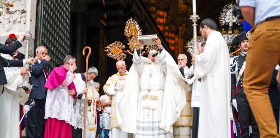 monsignor Tasca ostende reliquia all'ingresso della cattedrale