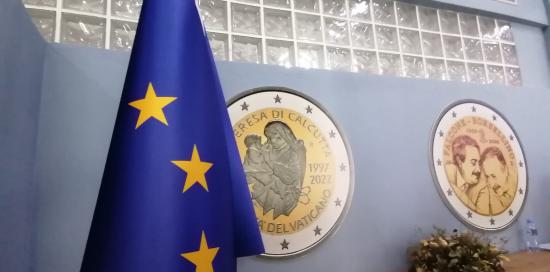 La bandiera dell'Unione Europea e due effigi tra cui quella di Falcone e Borsellino