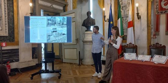 ragazza spiega un progetto riprodotto su slide