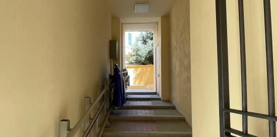 Il corridoio d'ingresso di vico Vegetti accessibile alle persone con disabilità