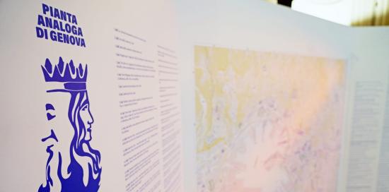 Un pannello della mostra che riproduce la "Pianta analoga di Genova"