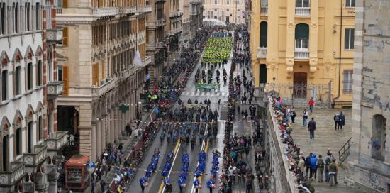Un momento della sfilata in via XX Settembre. Sullo sfondo piazza De Ferrari
