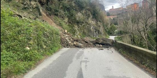 Il tratto di via Acquasanta interrotto dalla frana - foto del 9 gennaio - pagina Facebook Municipio VII Ponente