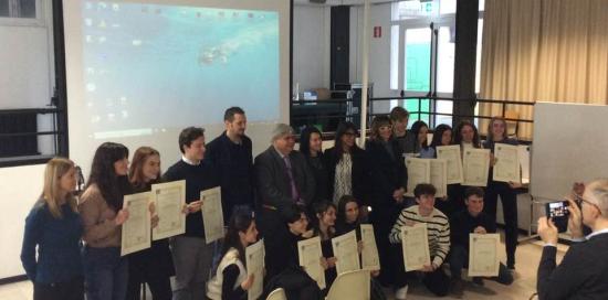 foto di gruppo con studenti