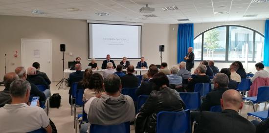 persone sedute in assemblea