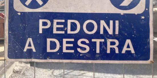 cartello pedoni a destra
