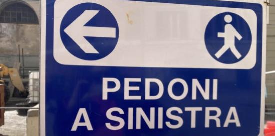cartello pedoni a sinistra