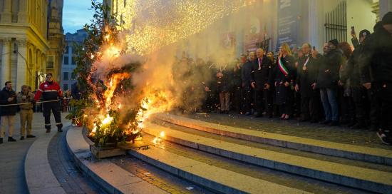 Il falò del "Confeugo" sulla scalinata di Palazzo Ducale