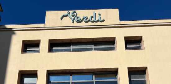La facciata dell'edificio di piazza Oriani, a Sestri Ponente, che ospita il Cinema Teatro Verdi
