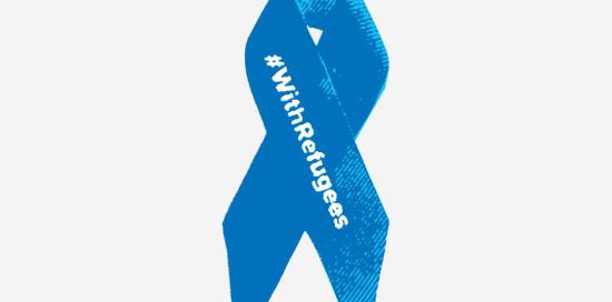 Coccarda blu con hashtag #withrefugees